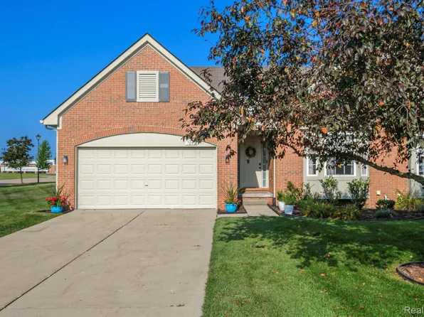 7038 Iris Ct, Grand Blanc, MI 48439