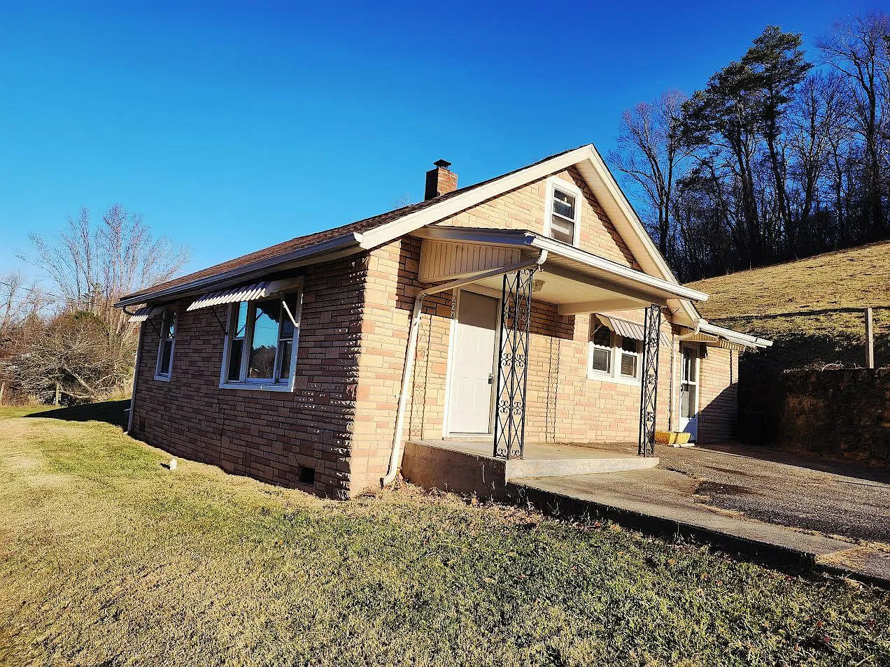 3 bed, 1.0 bath, 1050 sqft, $1,000 — Photo 1