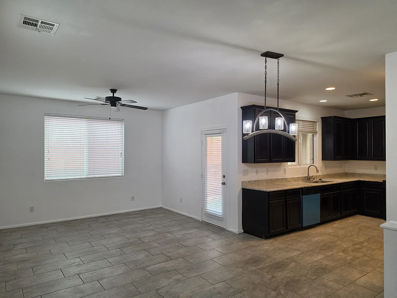 3 bed, 2.5 bath, 1520 sqft, $2,050 — Photo 3