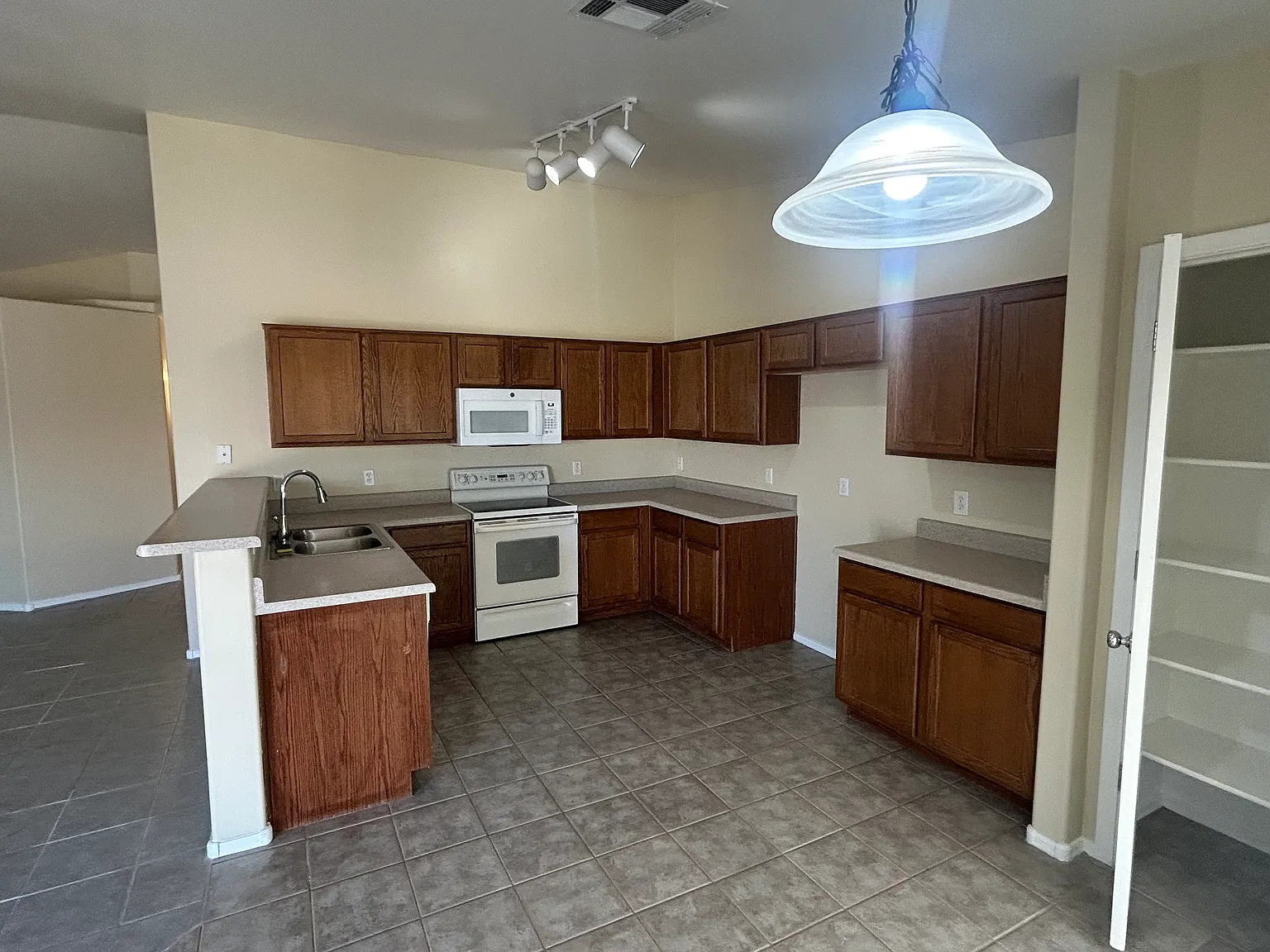 3033 W Graham Trail — Photo 3