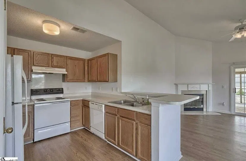 3 bed, 1305 sqft, $1,900 — Photo 2