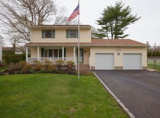 35 Wyoming St, Commack, NY 11725