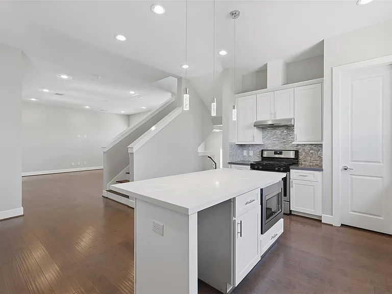 2403 Everett St #A — Photo 8