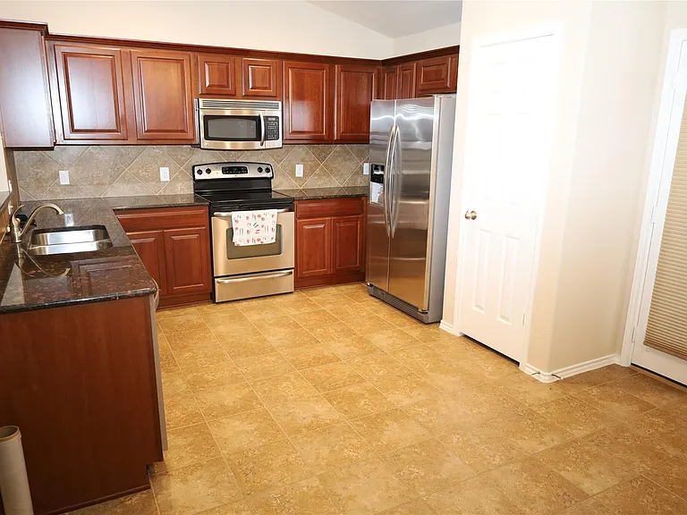 1804 Golden Arrow Ave — Photo 6