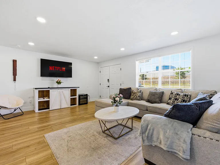 4310 W Carmen St — Photo 43