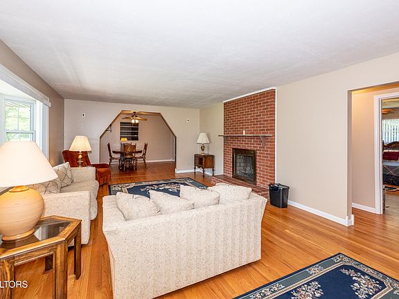 5th image of 3206 Maryville Pike