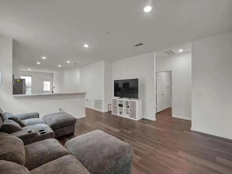 16435 Big Hickory Dr — Photo 5