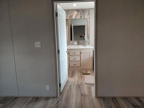 5th image of 512 W Broadway St