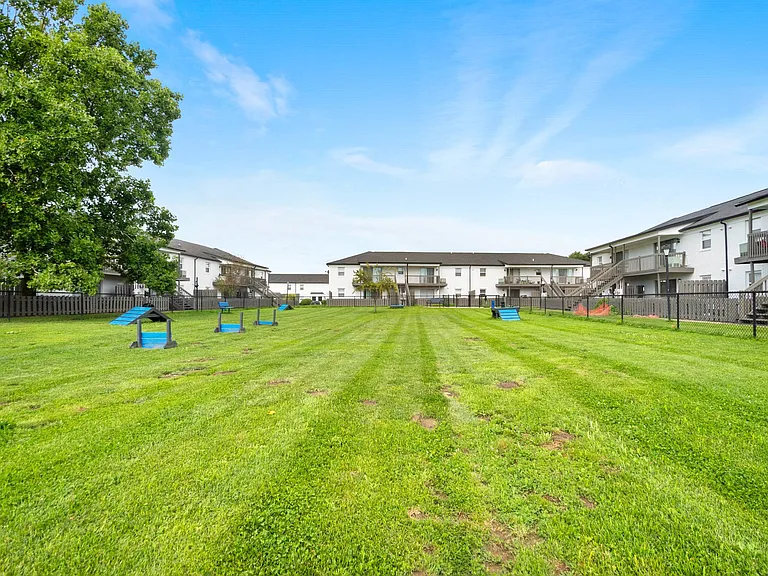 Lake Castleton Apartments — Photo 24