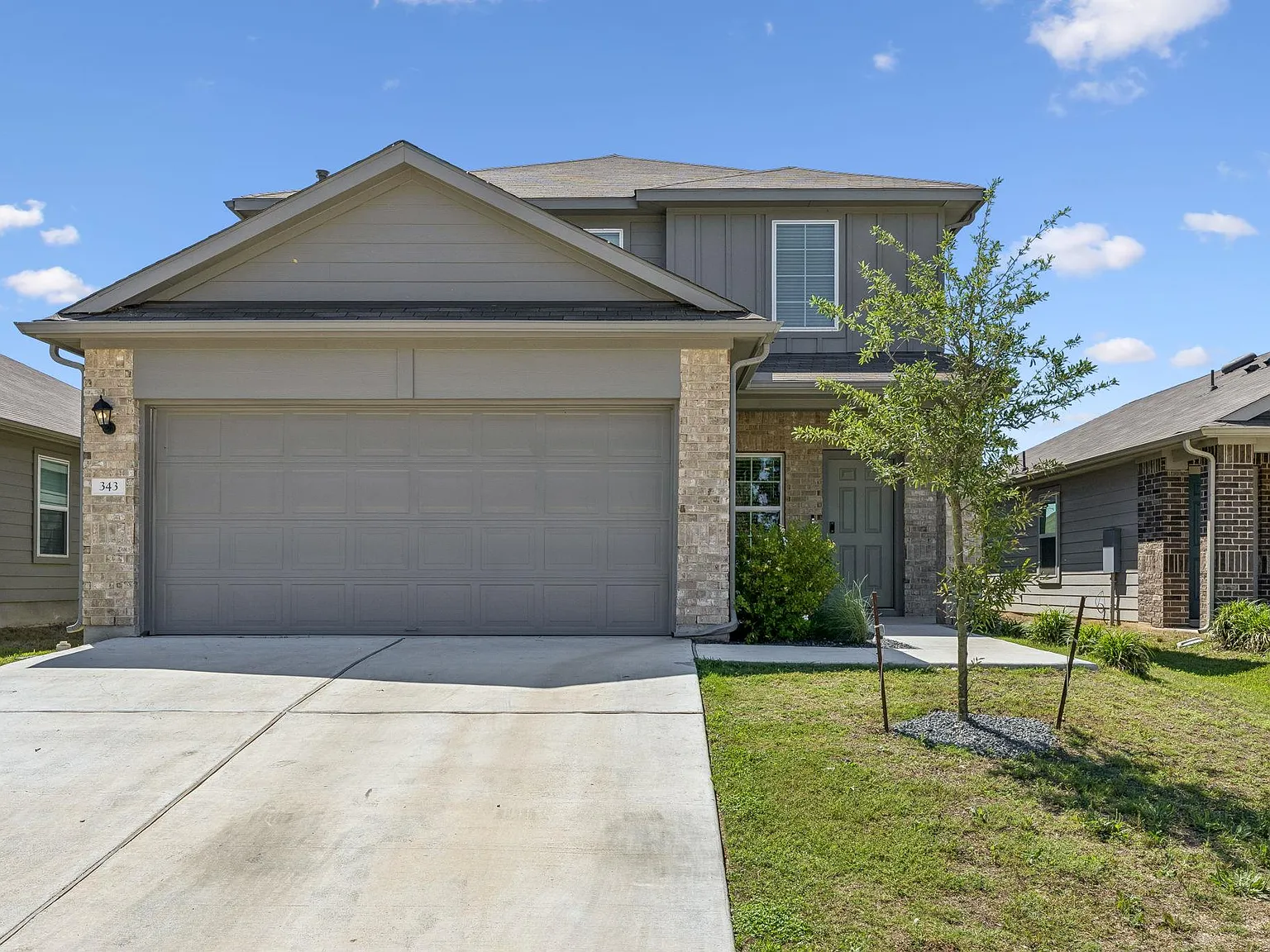 4 bed, 2.5 bath, 2590 sqft, $2,200 — Photo 2