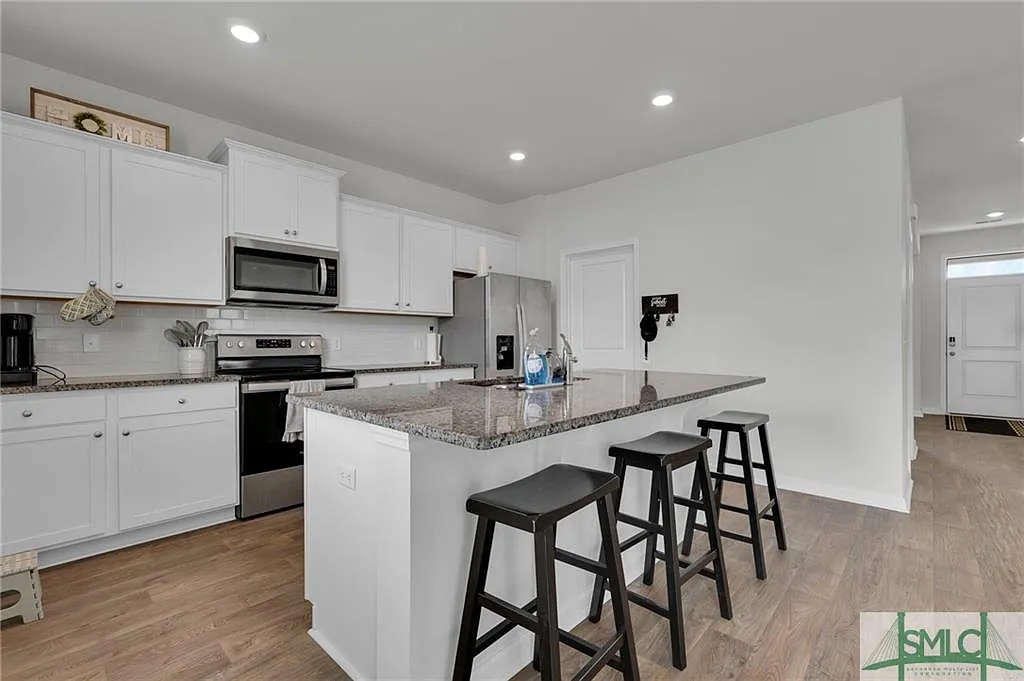 4 bed, 2.5 bath, 2514 sqft, $2,400 — Photo 4