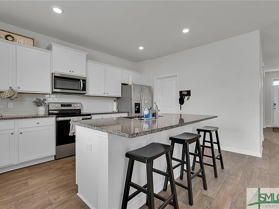 4th image of 100 Cole St