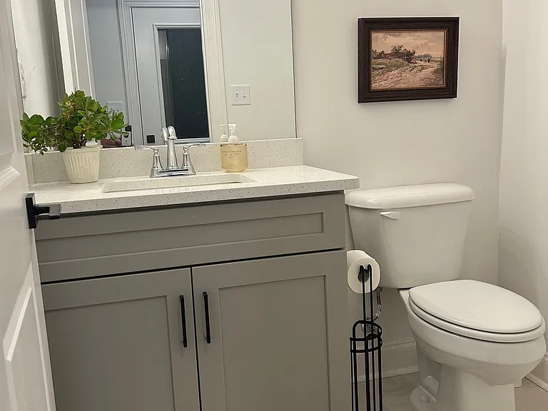 715 Southview Dr — Photo 2
