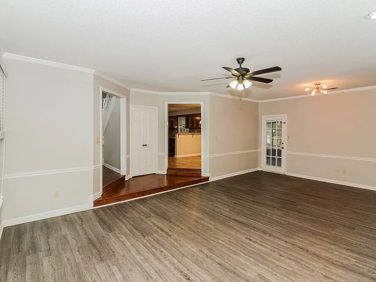 405 Locust Grove Dr — Photo 4