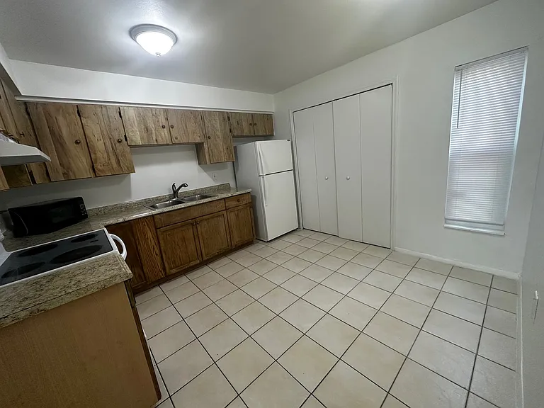 122 Caribbean St #4 — Photo 3