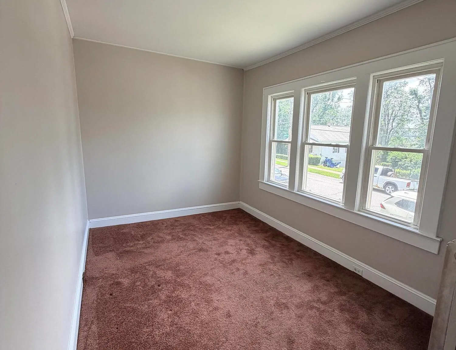 3 bed, 1.0 bath, 1585 sqft, $1,875 — Photo 2