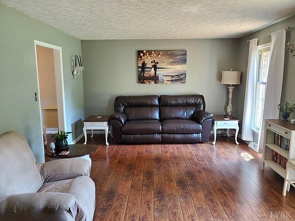 3rd image of 203 Blumont Dr