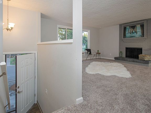 4th image of 820 NE 145th Ave