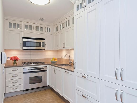 4th image of 27 W 72nd St #509
