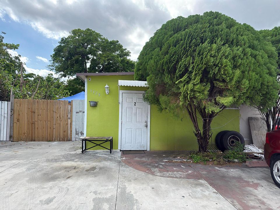 1st image of 1320 SW 131st Place