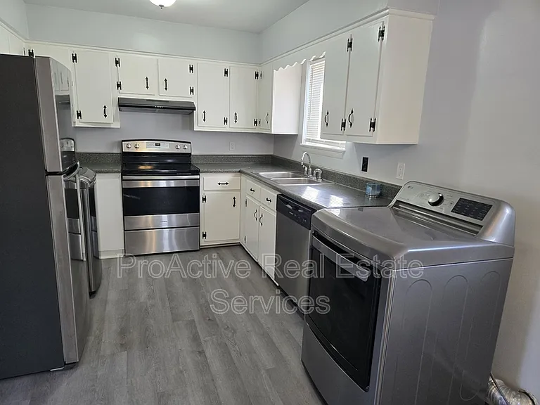 3875 Wake Cir #B — Photo 7