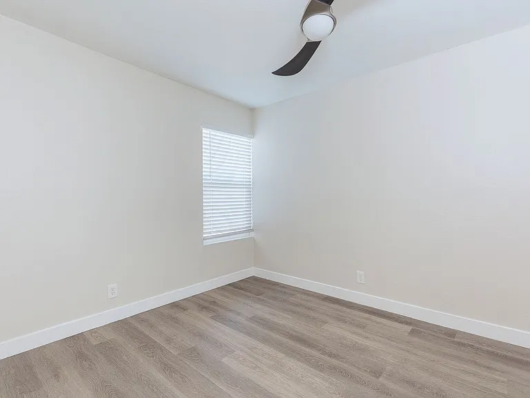 471 Jefferson Blvd — Photo 5