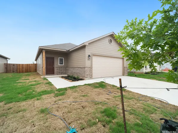 19835 Doc Holiday Dr, Lytle, TX 78052