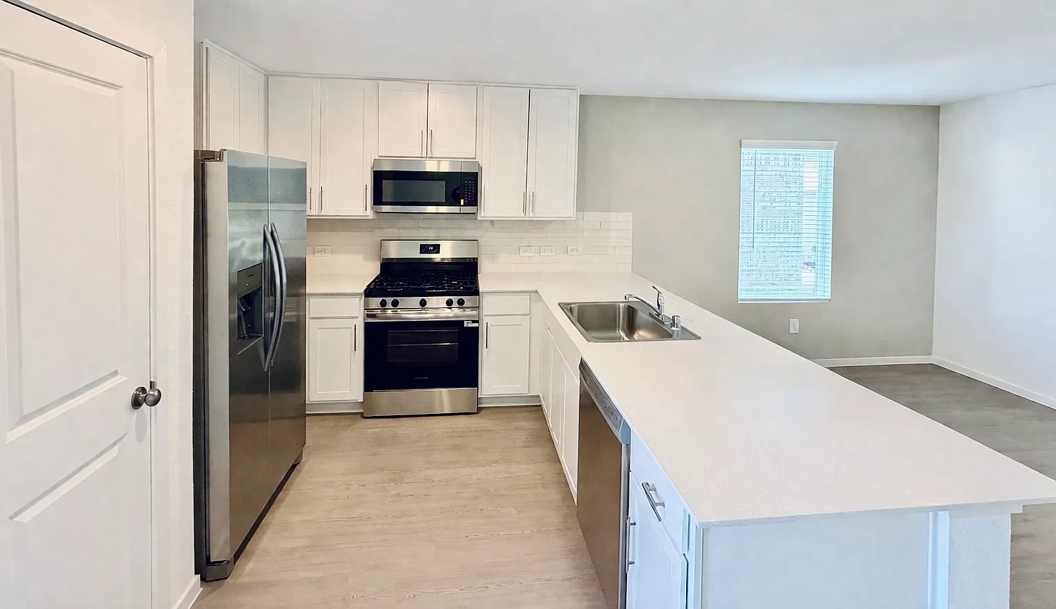 4 bed, 2.5 bath, 1979 sqft, $2,150 — Photo 2