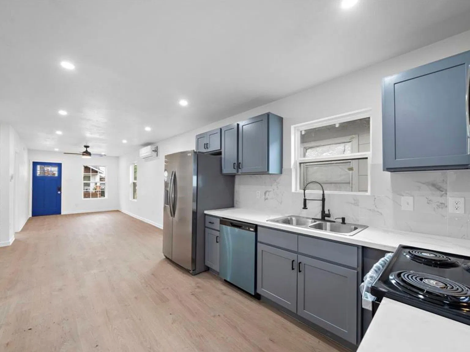 2 bed, 1.5 bath, 720 sqft, $1,300 — Photo 3