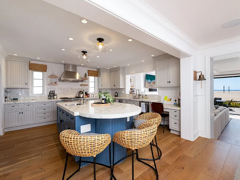 1228 W Oceanfront — Photo 4