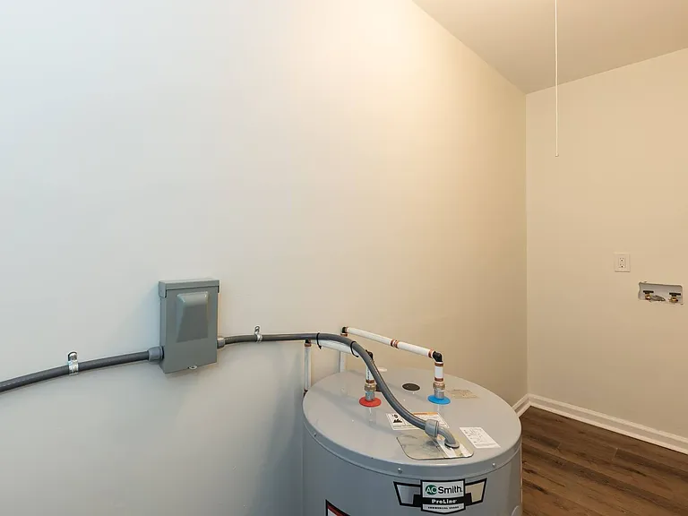 1322 Elm St — Photo 14