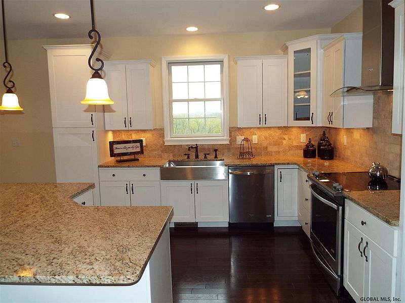 3rd image of 002 HUNTINGTON Way
