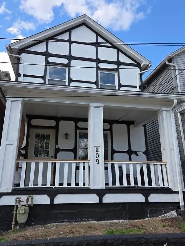 2 bed, 1.5 bath, 2000 sqft, $1,100 — Photo 1