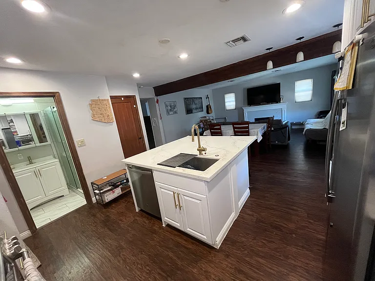 2826 E Elm St — Photo 14