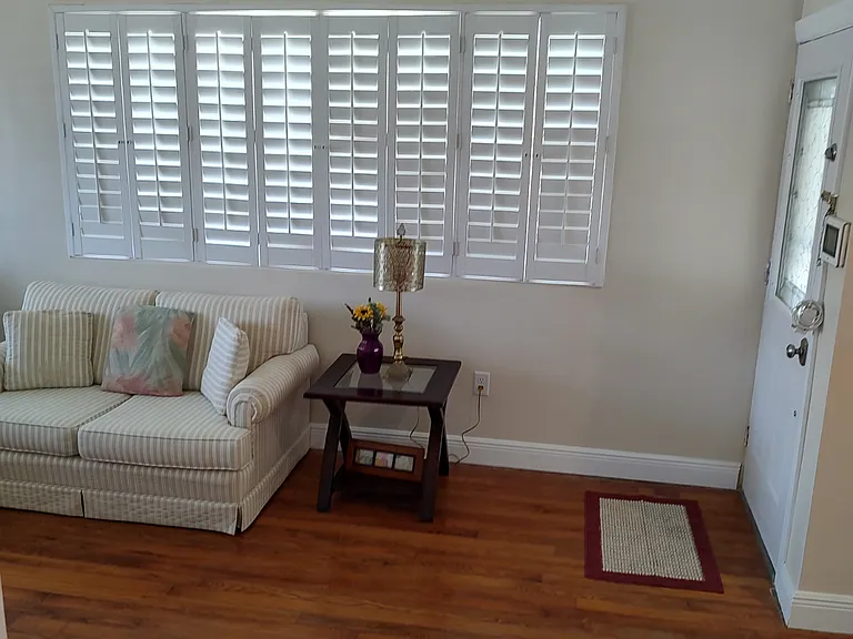 Front door into living room - loveseat
