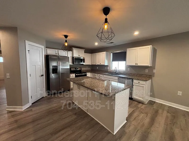 3 bed, 2.0 bath, 1692 sqft, $2,200 — Photo 3