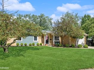 906 E Paddock Dr, Palatine, IL 60074