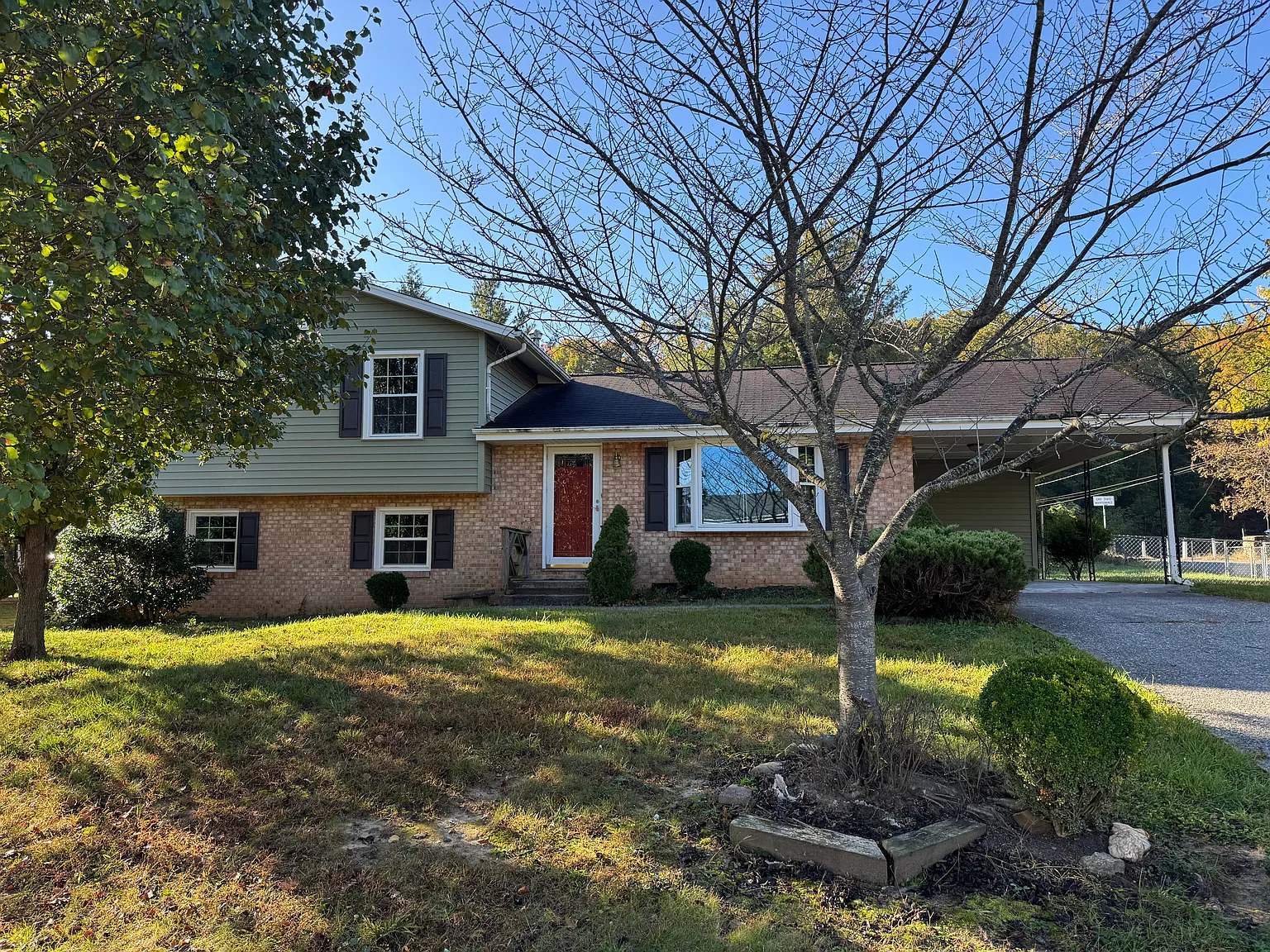 3 bed, 1800 sqft, $1,900 — Photo 1