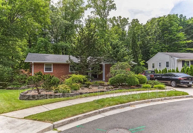 10211 Fox Ln — Photo 7