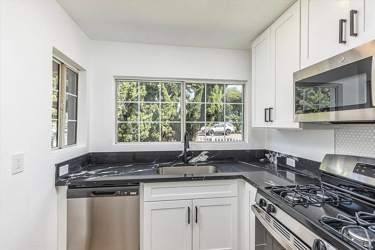 2 bed, 1100 sqft, $2,800 — Photo 3