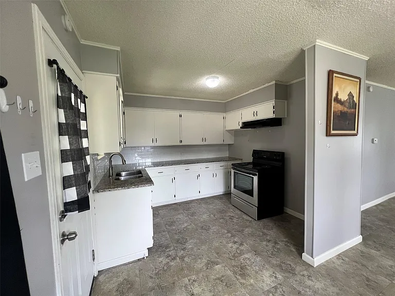 806 W 8th St — Photo 3