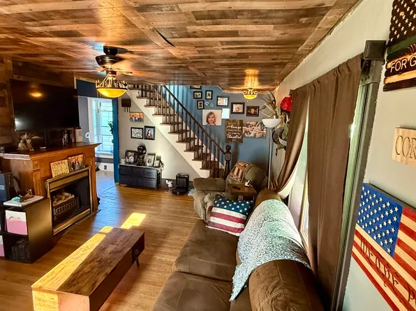 406 Amelia St, Cassville, WI 53806