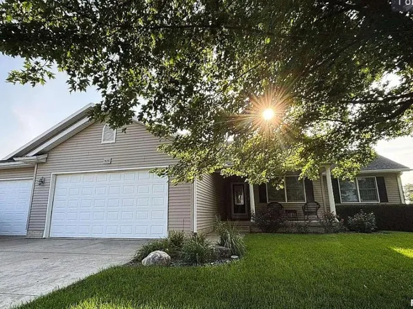 925 S 3rd St, Eldridge, IA 52748