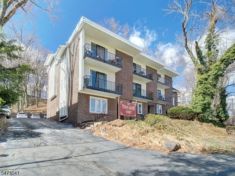 2 bed, 1.0 bath, $2,500 — Photo 2