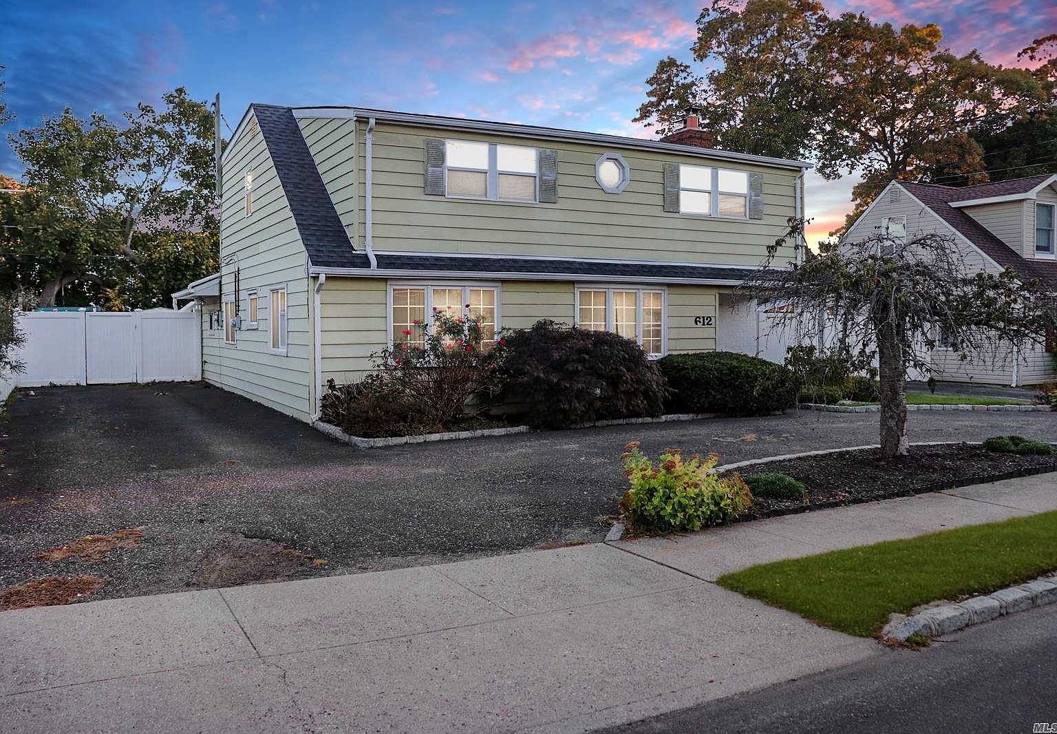 612 Hollywood Ave, Copiague, NY 11726 Zillow