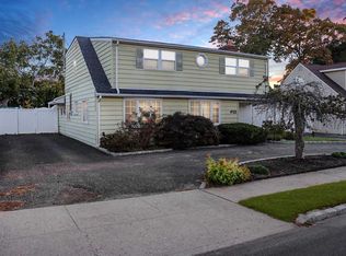 612 Hollywood Ave, Copiague, NY 11726