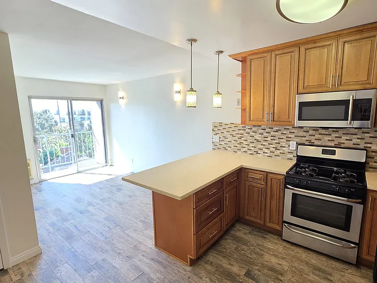 2518 W 5th st — Photo 10