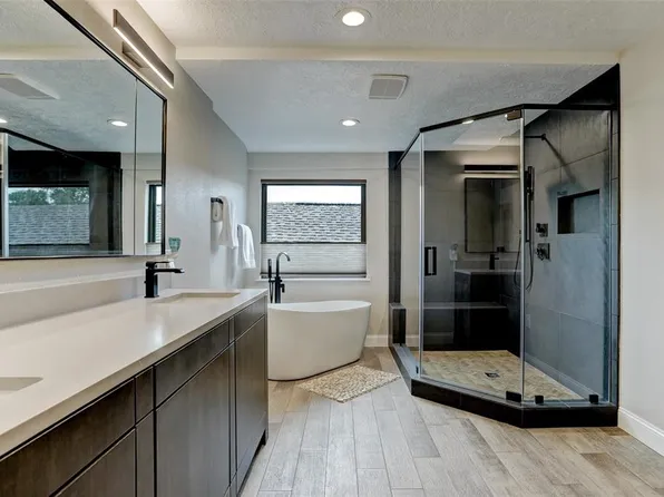 2672 Sailboat Dr, Houston, TX 77058