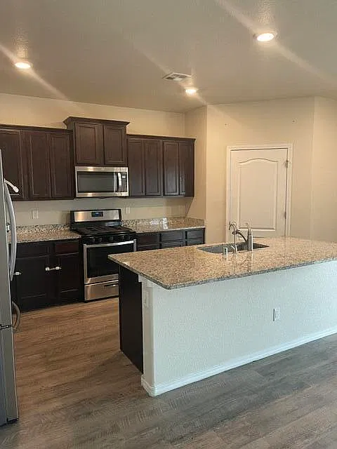 4 bed, 2.5 bath, 2218 sqft, $2,300 — Photo 3