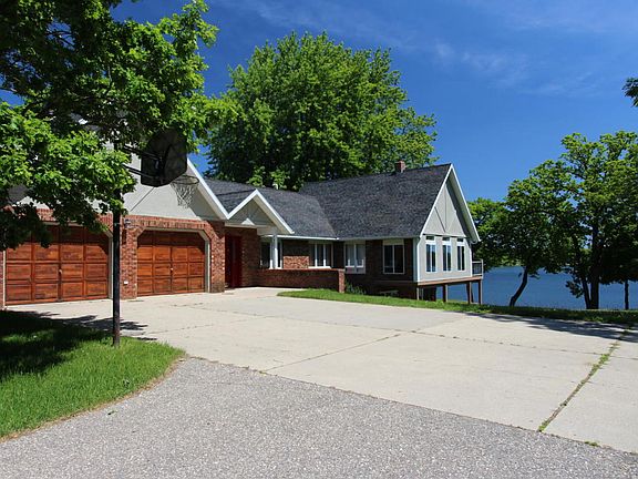 3rd image of 1301 Geneva Dr